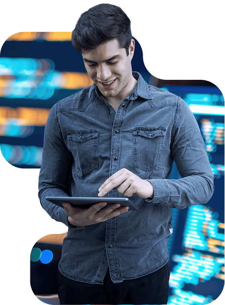 hombre revisando tablet con fondo de servidores y codigo codigos ia y desarrollo de software