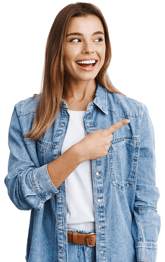 mujer con camisa de jean senalando a la derecha codigos ia y desarrollo de software