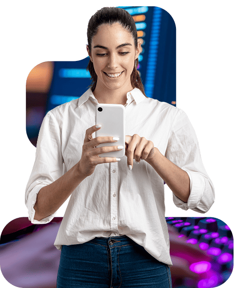 mujer sonriente revisando su telefono celular con fondo neon codigos ia y desarrollo de software