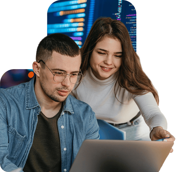 pareja de programadores trabajando en laptop con fondo de codigo codigos ia y desarrollo de software